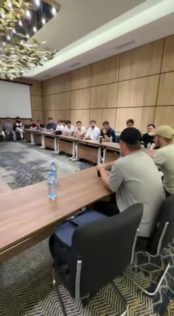 Участники рабочей встречи за большим столом
